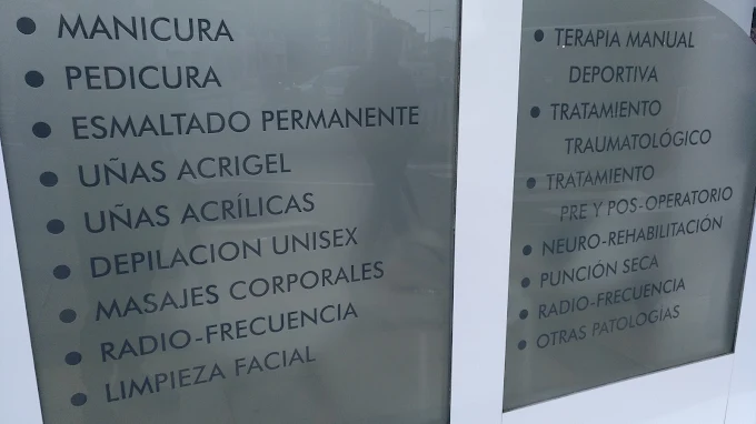 Escaparate con la lista de servicios de estética y fisioterapia